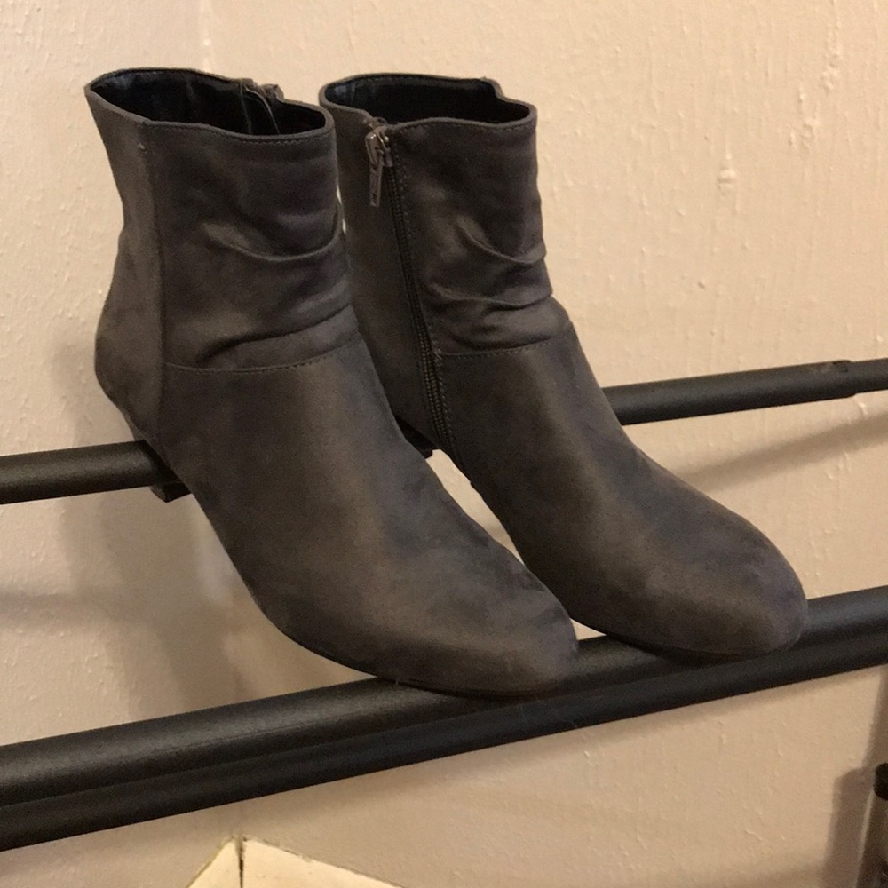 Like new heeled booties